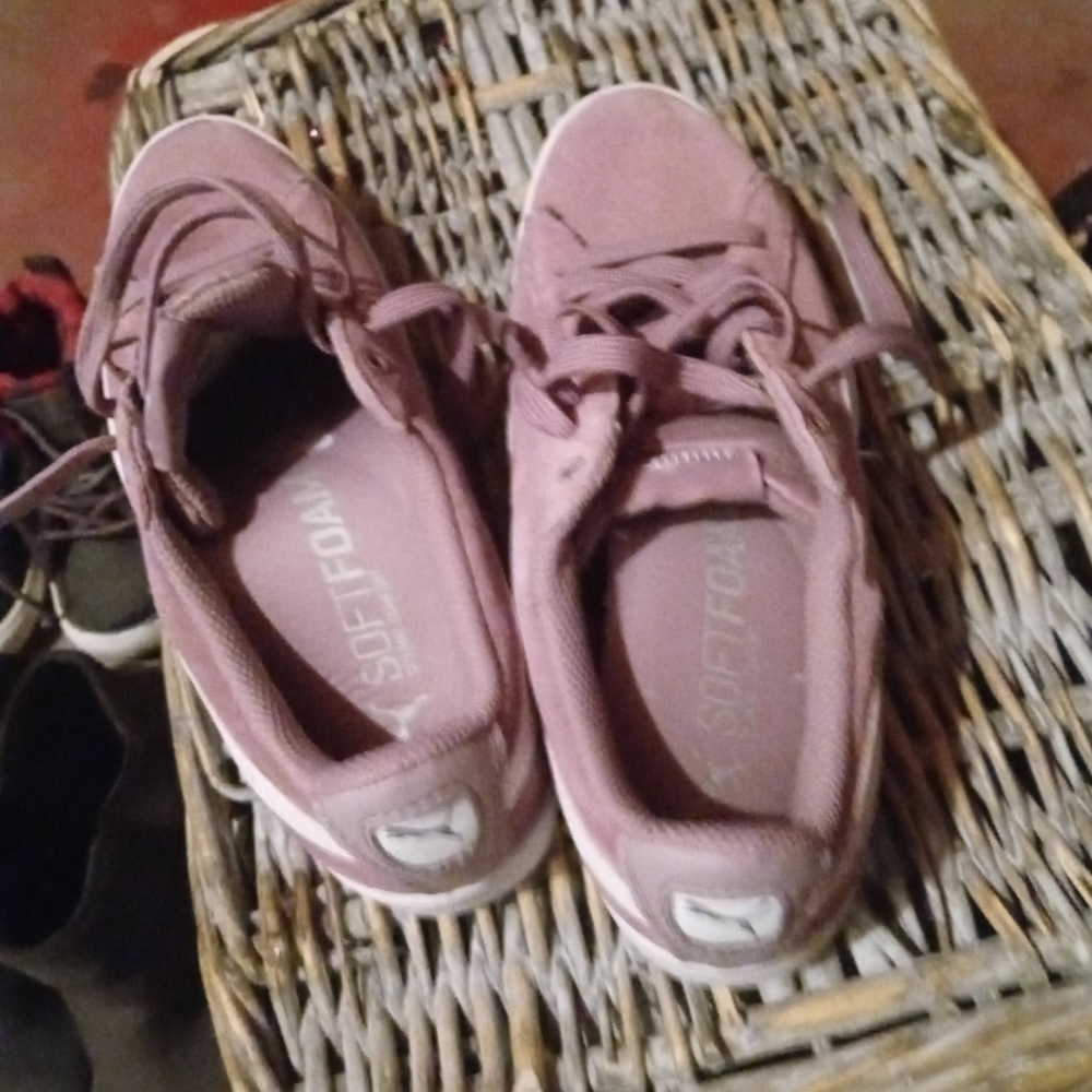 Young girls pumas purple 🟣💜 sz 7